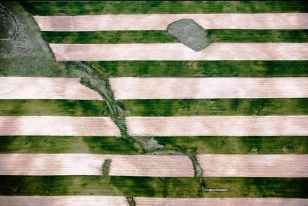 Các dải đất ải và những chỗ đất thấp tại một cánh đồng ở Chugwater, Wyoming năm 2008